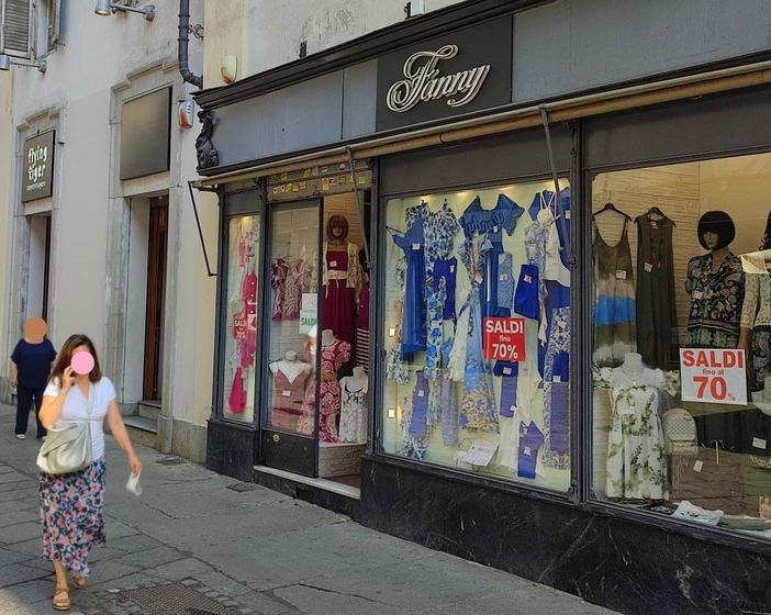Ad agosto i negozi del centro di Torino sono “aperti per ferie” (ma non troppo)