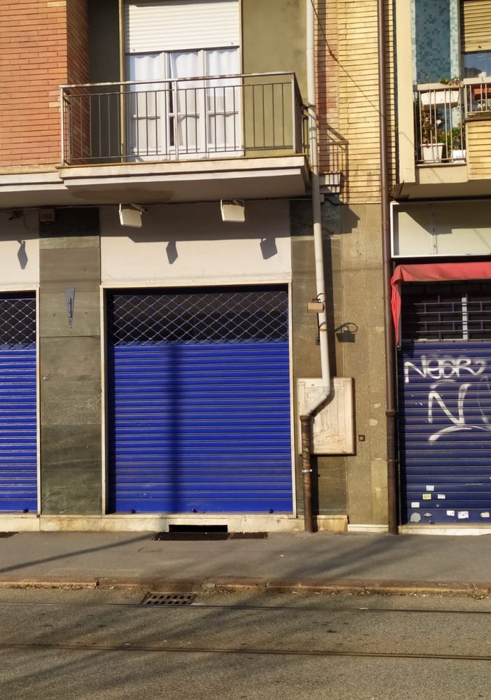 Saracinesche chiuse in via Fabrizi