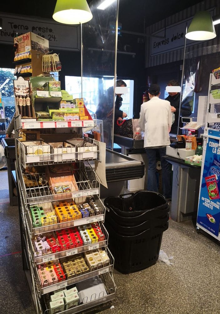 Coronavirus, separè in plexigass alle casse dei supermercati di Torino