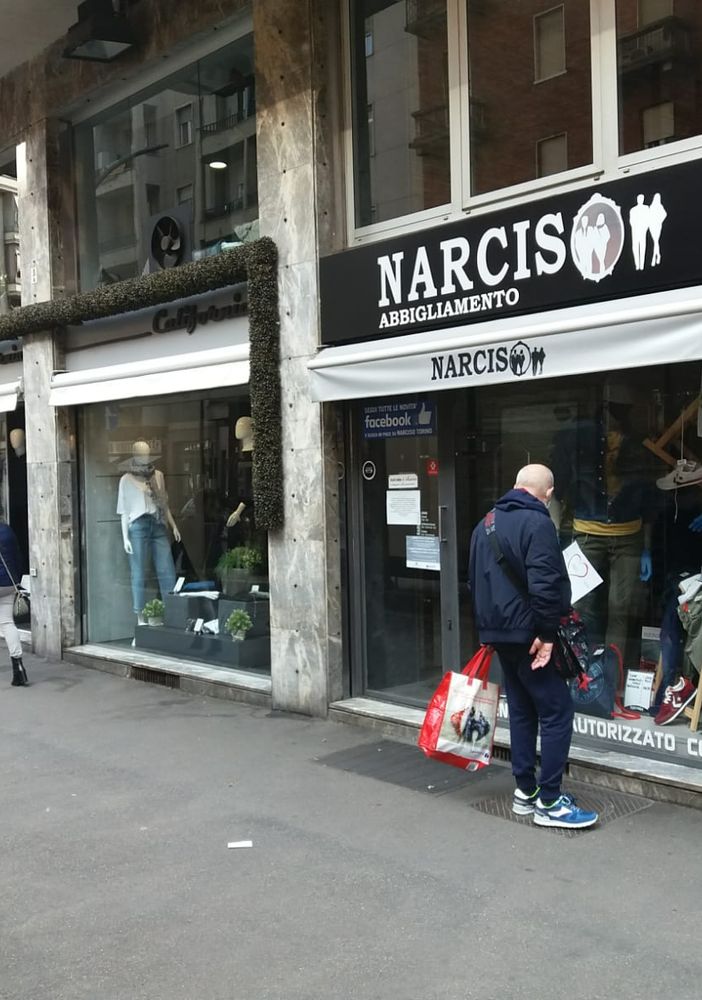 A Santa Rita si rialzano lentamente le serrande: l'abbigliamento alla pulizia delle vetrine [FOTO]