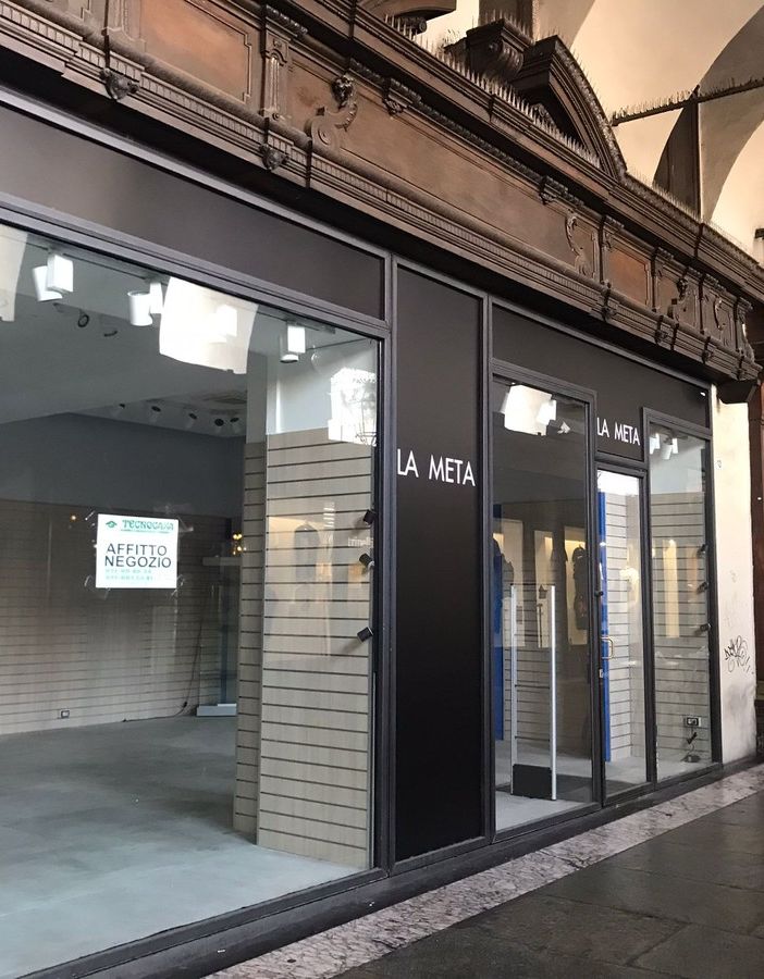 La lenta agonia di piazza Castello: sotto i portici moria di negozi a due passi dalla fermata per i turisti [FOTO]