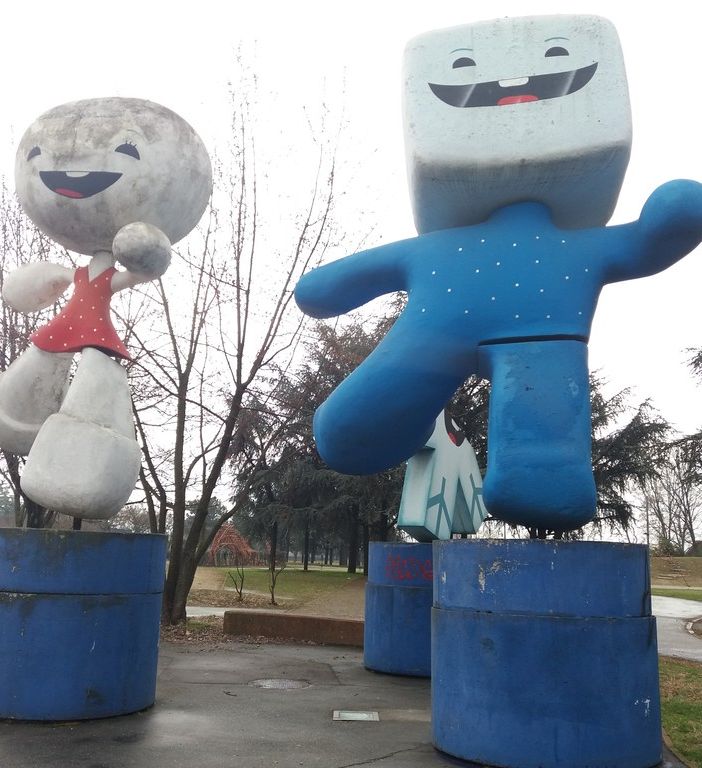 Le statue delle mascotte olimpiche Neve, Gliz e Aster