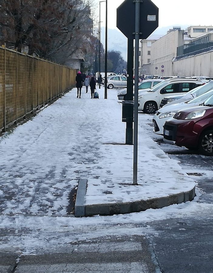 marciapiedi con neve e ghiaccio