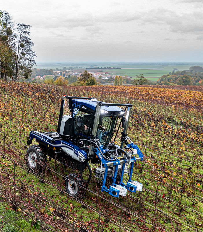 Trattore sulle colline coltivate a vite