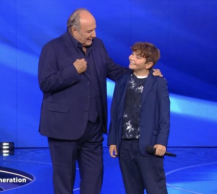 Gerry Scotti con concorrente ragazzino