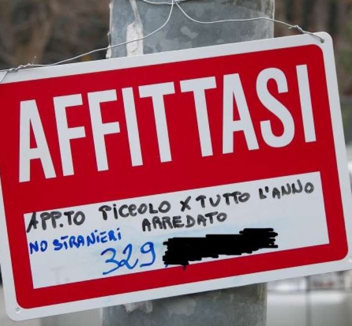 Risposta choc dell'agente immobiliare: &quot;Mi spiace ma la proprietaria non vuole gli stranieri&quot;