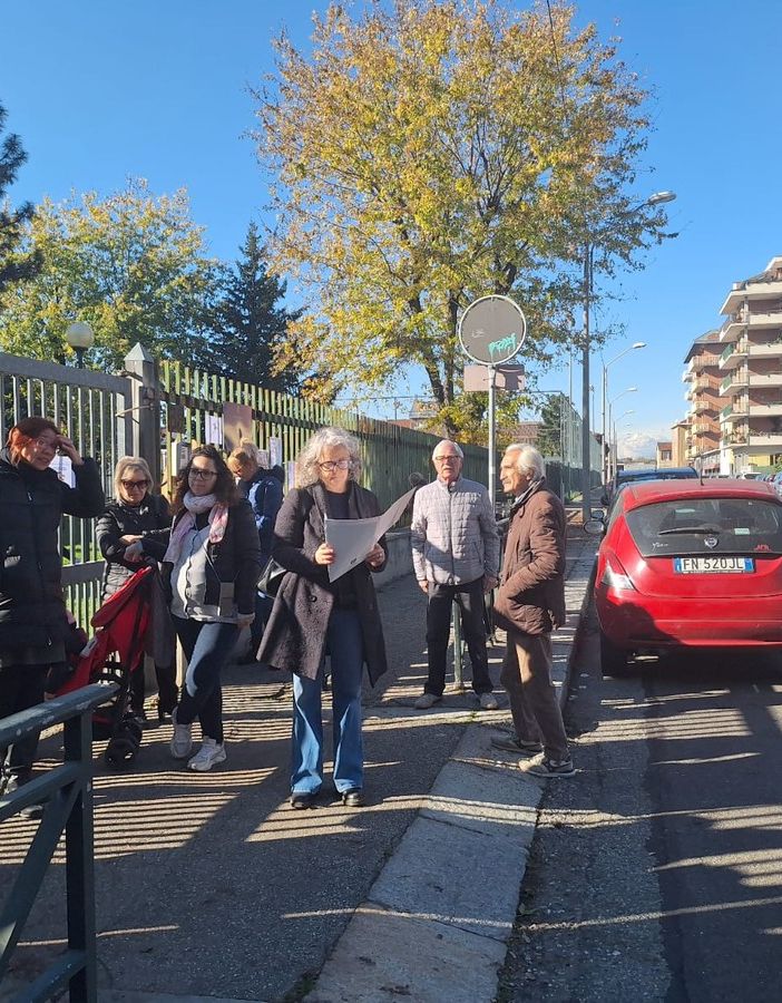Le famiglie di Borgata Lesna dicono no alla chiusura della materna Aquilone