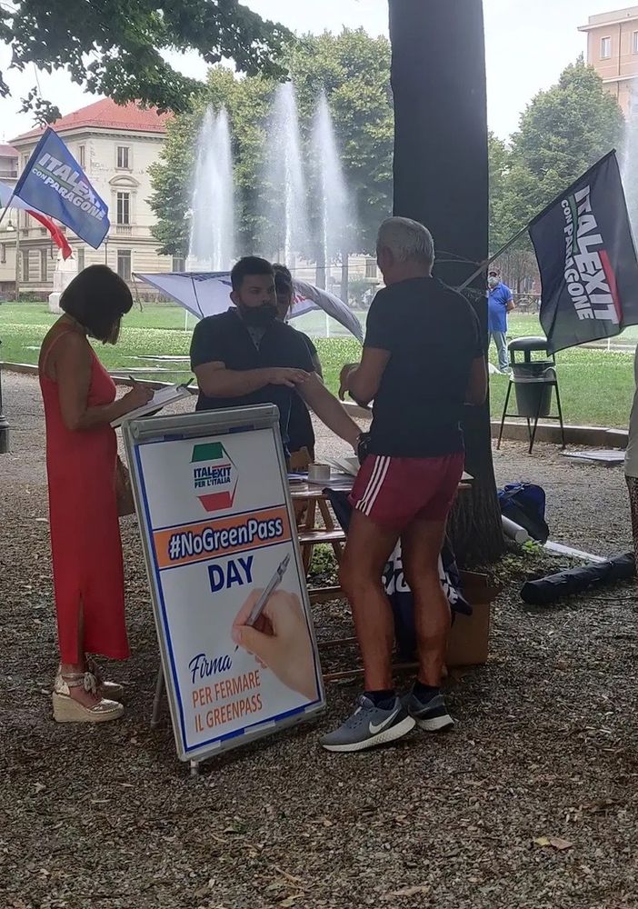 Il banchetto di raccolta firme