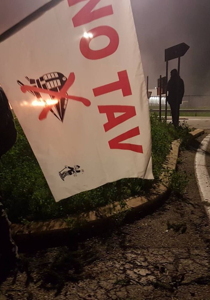 uomo con bandiera No Tav