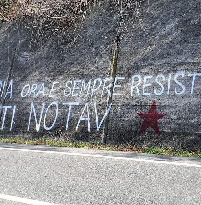 scritta su un muro contro Salvini