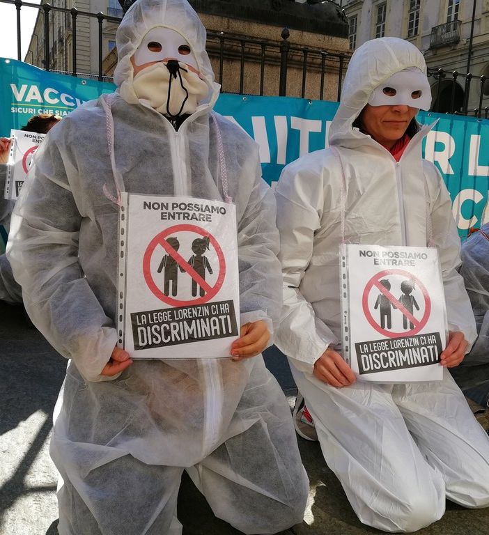 Flash mob dei &quot;No vax&quot; davanti al Comune di Torino: &quot;Escludere i bimbi non vaccinati dalle scuole è un ricatto&quot;