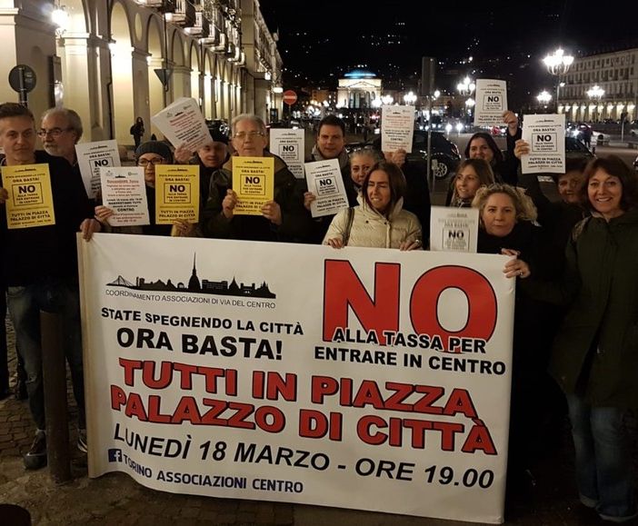 Torino, flash mob contro la nuova Ztl: &quot;No alla tassa per entrare in centro&quot;