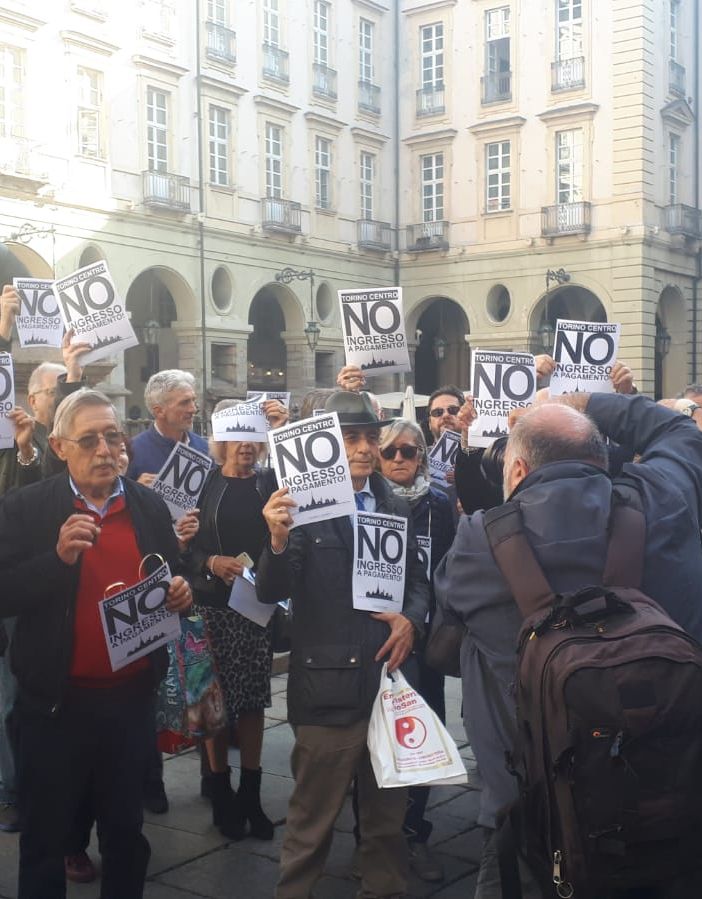Flash mob di protesta contro la nuova Ztl per le vie del centro di Torino: il 18 marzo protesta sotto il Comune