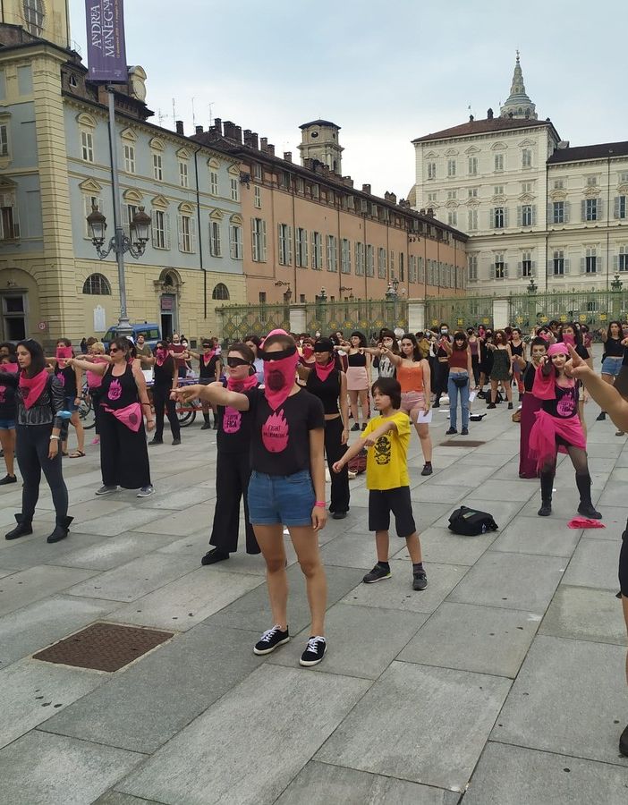 Non una di meno si prende Piazza Castello: “Sì alla ripartenza, no all'oppressione delle donne” (FOTO e VIDEO)