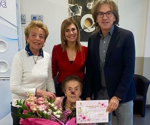 Nichelino fa festa ad Anna, la sua nonnina centenaria