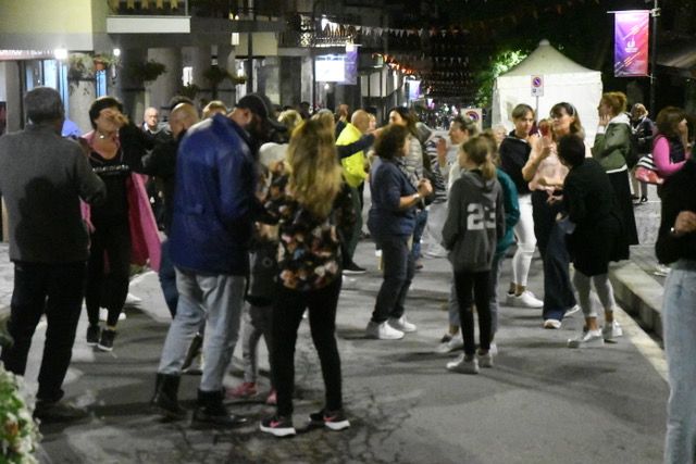 Bardonecchia si gode la Notte Bianca: musica e cocktail tour in via Medail - Foto Gian Spagnolo