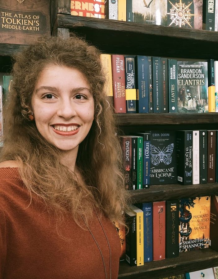 libri su scaffali di una libreria