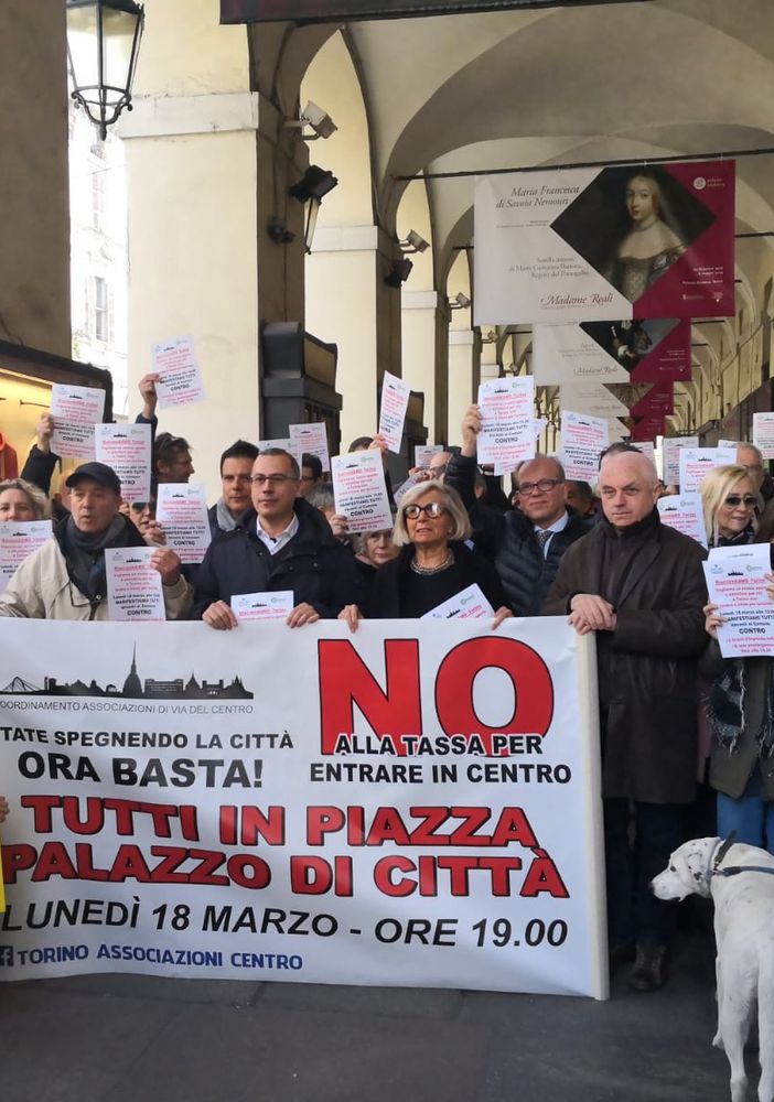 Torino, flash mob contro la nuova Ztl in via Po: &quot;Salviamo le nostre imprese&quot; [VIDEO]