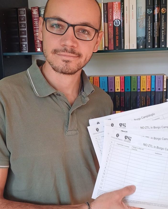 Persona con fogli e firme in mano
