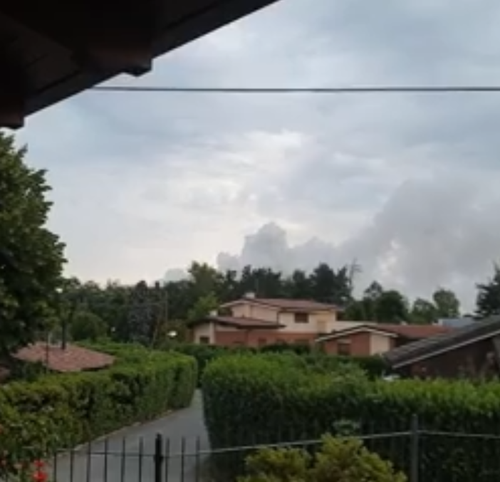 Nell'immagine un fotogramma del video pubblicato sui social da alcuni residenti della zona