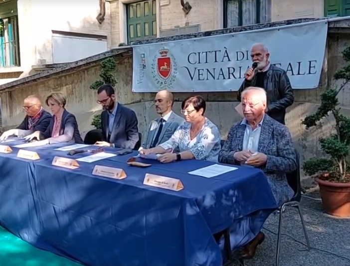 tavolata di relatori all'aperto