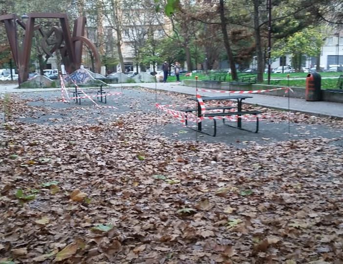 In piazza Galimberti più spazio all'aggregazione: arrivano nuovi tavoli e panche
