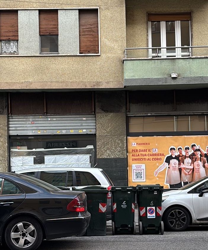 serrande abbassate e lavori in corso