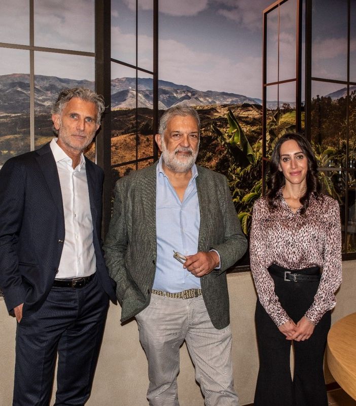 tre persone in piedi in posa
