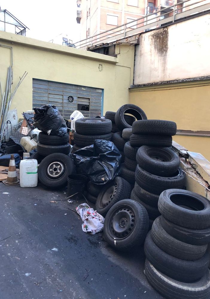 Officina abusiva all'interno di un'autorimessa: i vigili la sequestrano e sanzionano il titolare