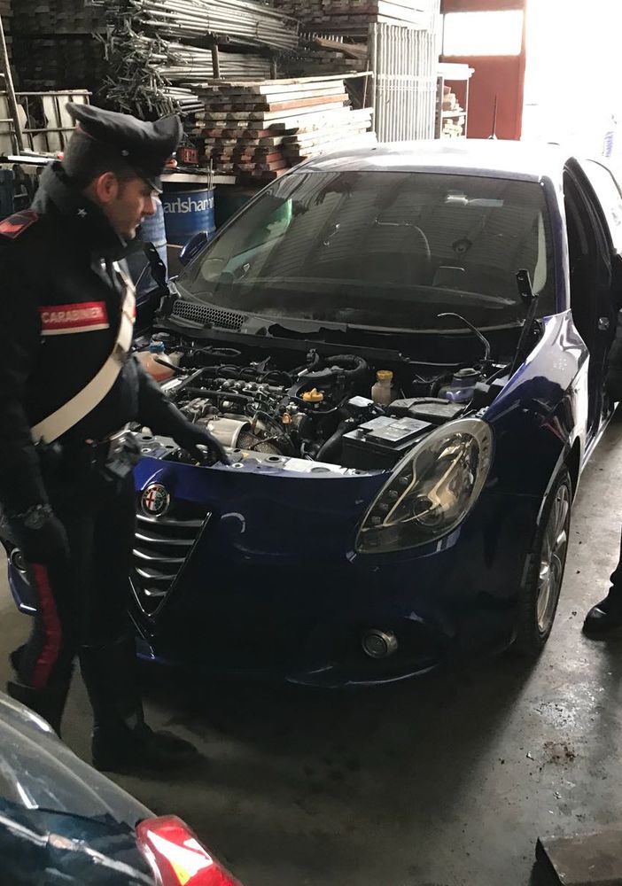 Scoperta a Leinì officina illegale che faceva a pezzi le auto rubate