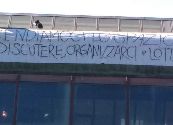 Torino, gli anarchici occupano l'ex scuola Salvo D'Acquisto