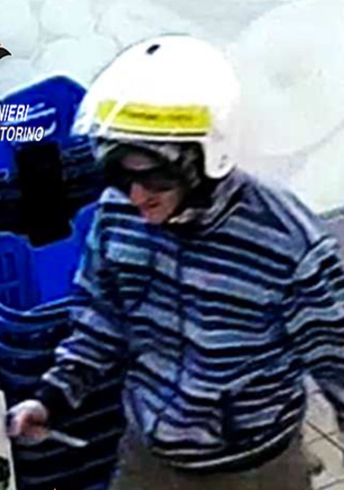 Il rapinatore fermato dal mendicante nigeriano aveva un lungo curriculum: 11 i colpi tentati o messi a segno nei supermercati (FOTO e VIDEO)
