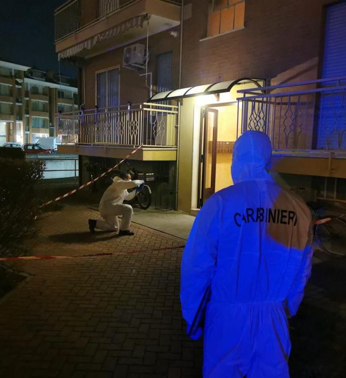 Carabinieri sul luogo dell'omicidio