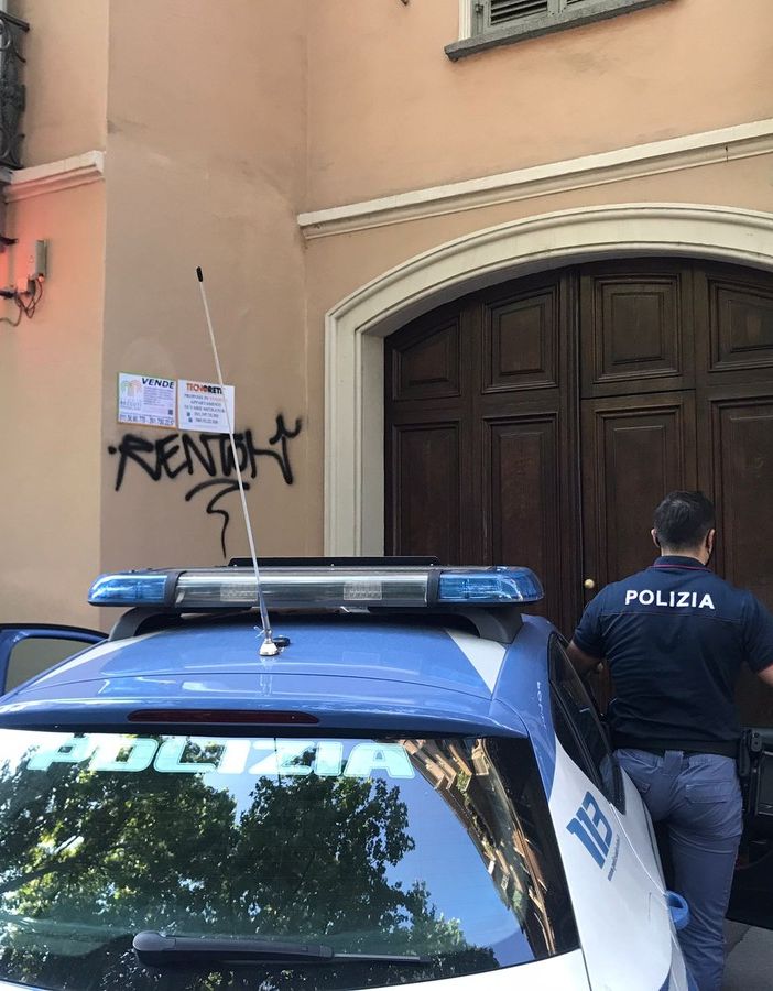 Auto della Polizia sul luogo del delitto