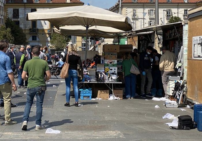Il luogo dell'omicidio, con la scientifica al lavoro