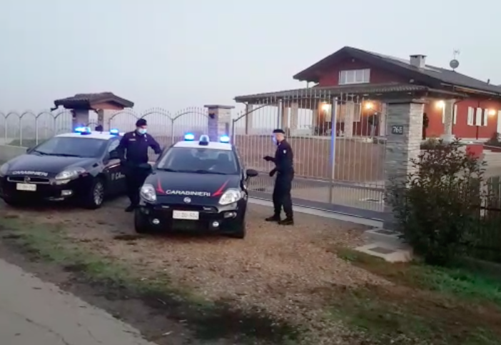 Dramma a Carignano, uomo spara e uccide moglie e un figlio prima di togliersi la vita: grave anche l’altra figlia