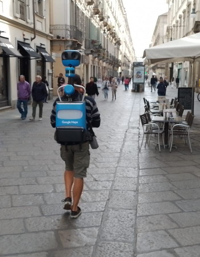 Curiosità a Torino, in via Garibaldi passa Google maps. A piedi [VIDEO]