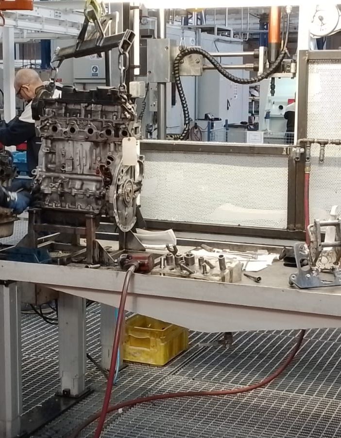 operaio al lavoro in fabbrica