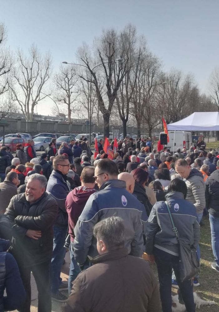 Le voci dalla fabbrica: &quot;Ci hanno chiamato esuberi e ci hanno parcheggiati. Ma noi vogliamo soltanto lavorare&quot;. E l'indotto: &quot;Noi stiamo ancora peggio&quot;
