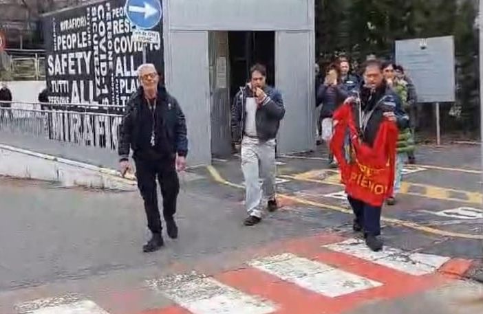 Mirafiori, terzo sciopero in due giorni. Fuori dai cancelli anche gli operai del secondo turno
