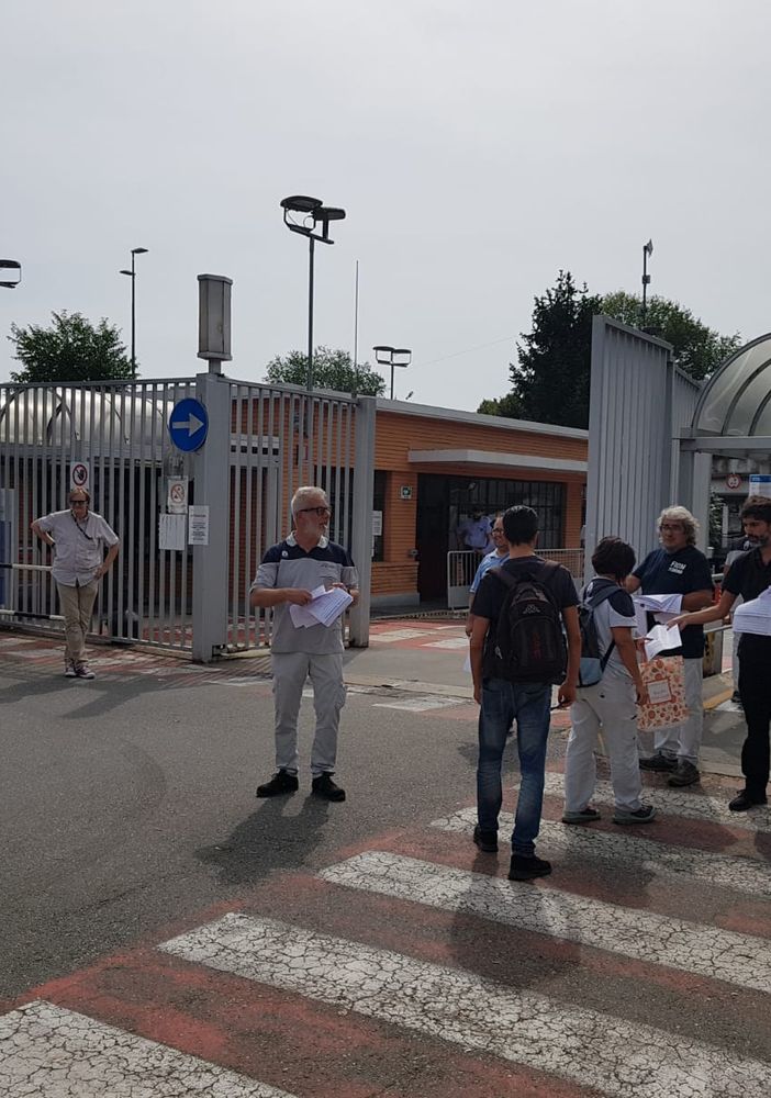 Operai fuori dai cancelli della porta 2 di Mirafiori