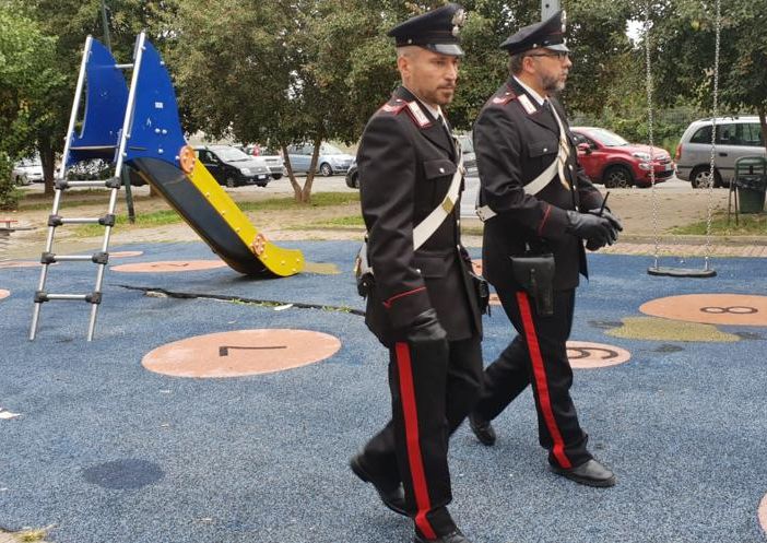 San Donato, siringhe a pochi passi dai giochi per bambini: 3 arresti e 21 chili di droga sequestrati (FOTO)