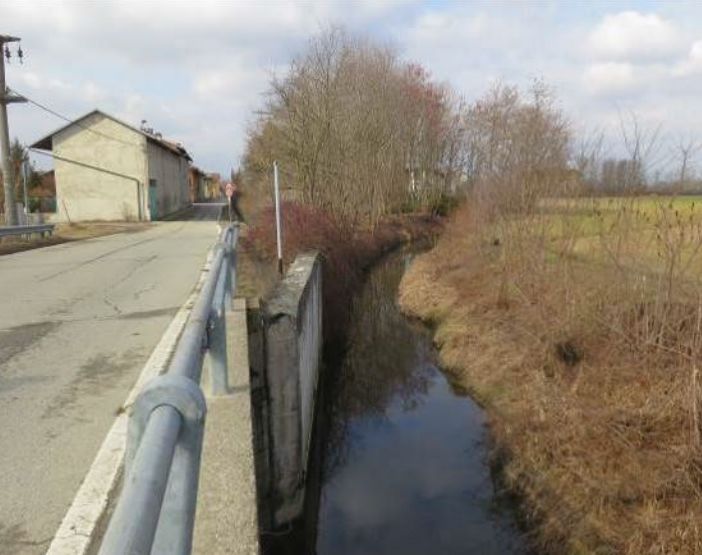 Corso d'acqua vicino alla strada