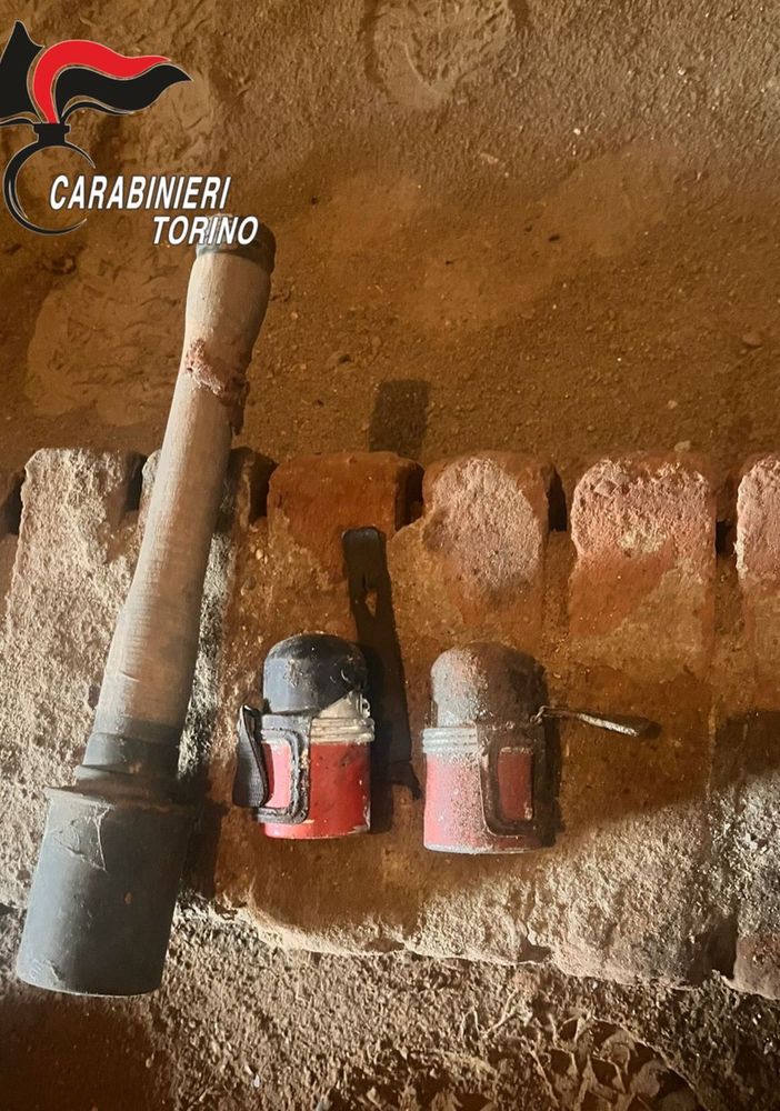 Una granata, due bombe a mano e una pistola: piccolo arsenale della Seconda Guerra mondiale ritrovato in un fienile