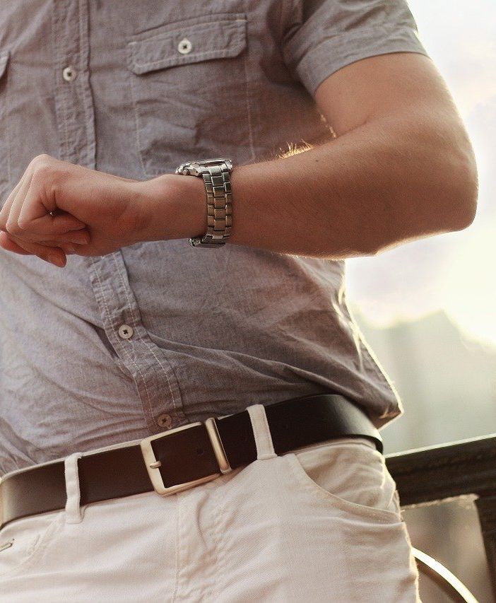 uomo con orologio