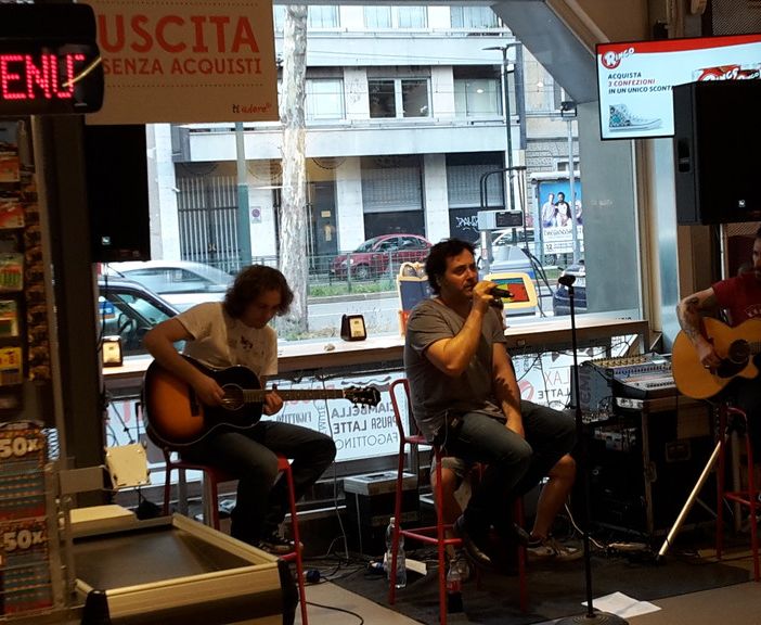Torino, musica tra le corsie del supermercato: con gli Oronero si fa la spesa a suon di Ligabue (VIDEO)