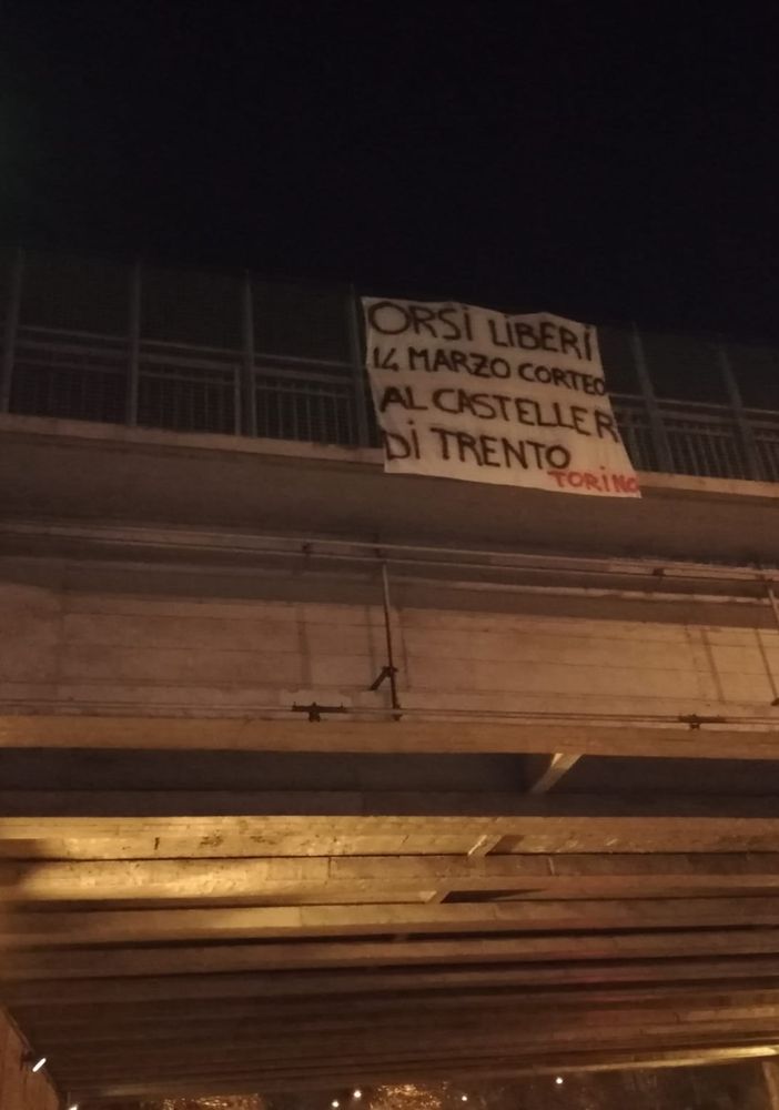 Striscione appeso a un cavalcavia