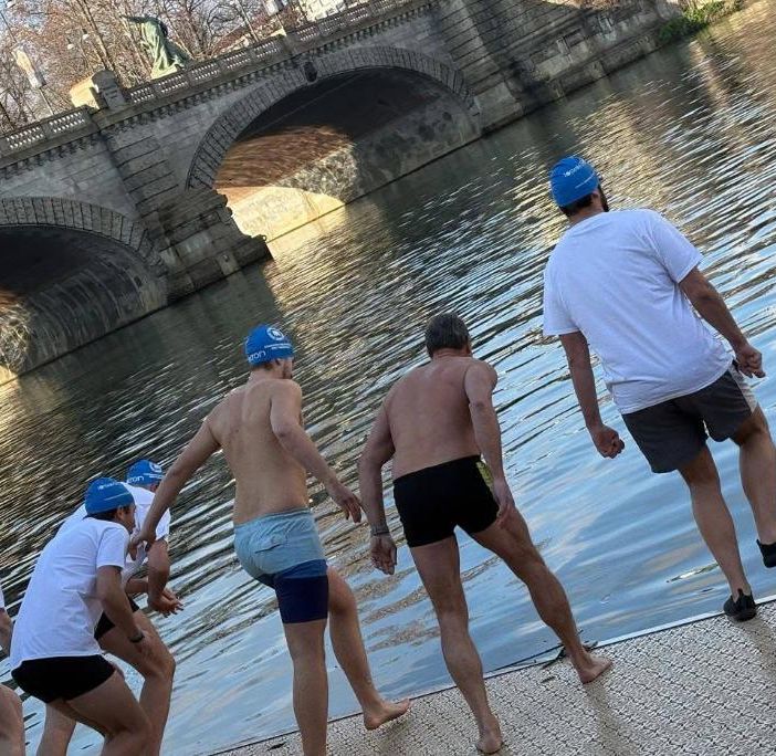 Sono tornati gli &quot;orsi polari&quot;: un tuffo nel Po all'insegna del coraggio e del divertimento