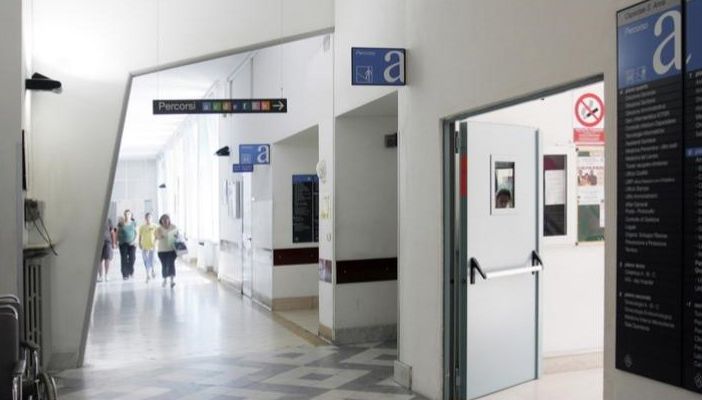 corridoio di ospedale con indicazioni per i reparti