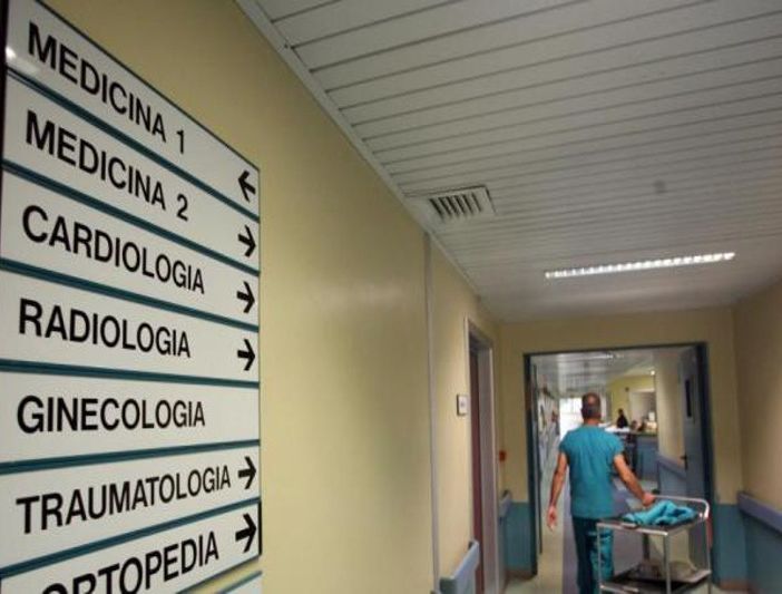 Coronavirus, tende da campo davanti ai pronto soccorso per le attività di pre-triage